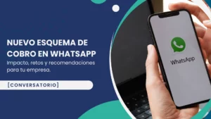 Persona sosteniendo un celular con la app de WhatsApp abierta, junto al anuncio de un conversatorio sobre el nuevo esquema de cobro en WhatsApp para empresas.